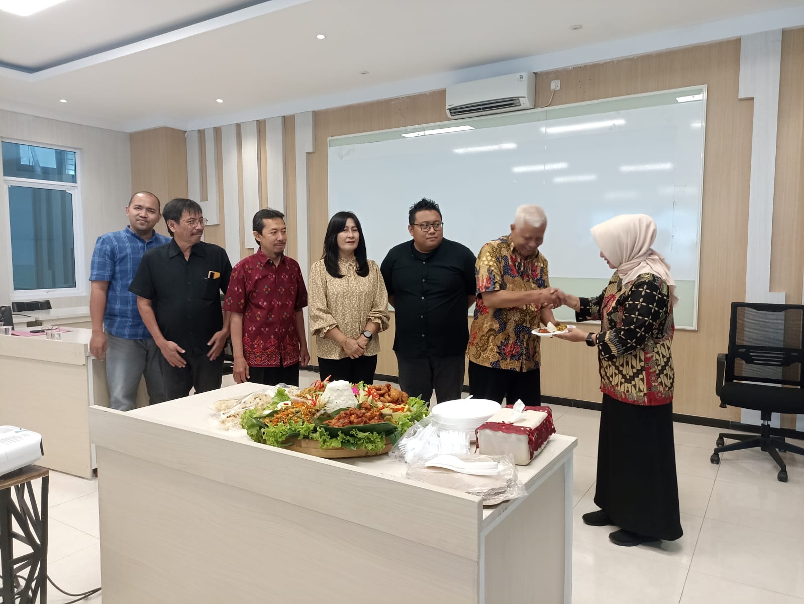 Pemotongan Tumpeng menandai Pembukaan Perkuliahan Semester Gasal 2024 di FISIP UNTAG Surabaya  