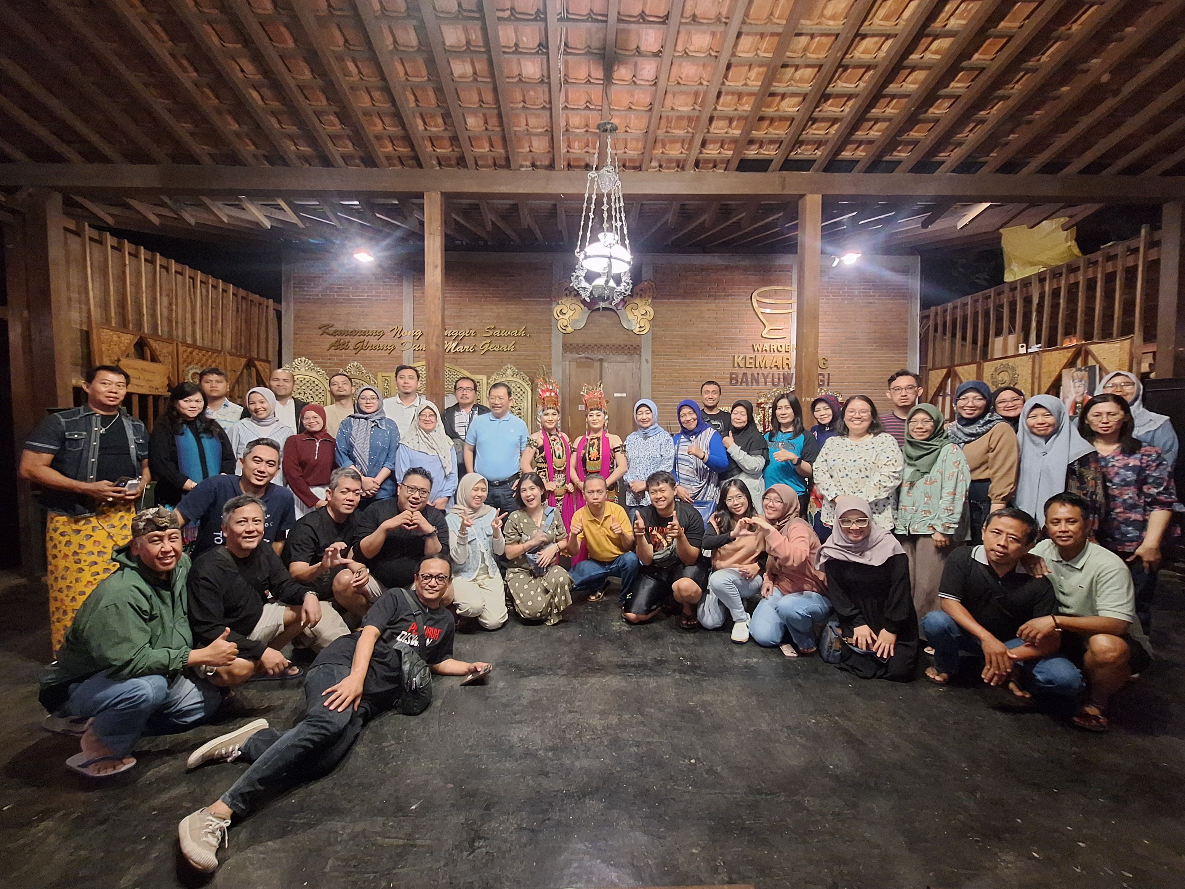 Kebersamaan dan Apresiasi Budaya: Program Doktor Ilmu Administrasi Untag Surabaya Menari Gandrung di Banyuwangi